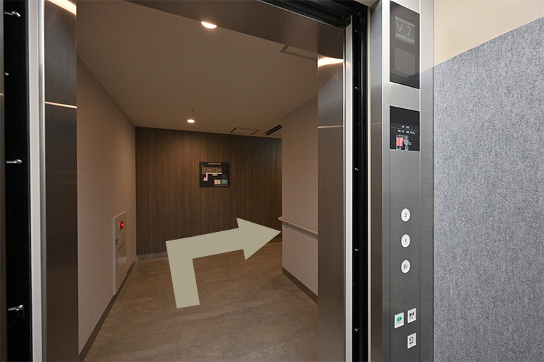 エレベーター降りて道なりにお進みください