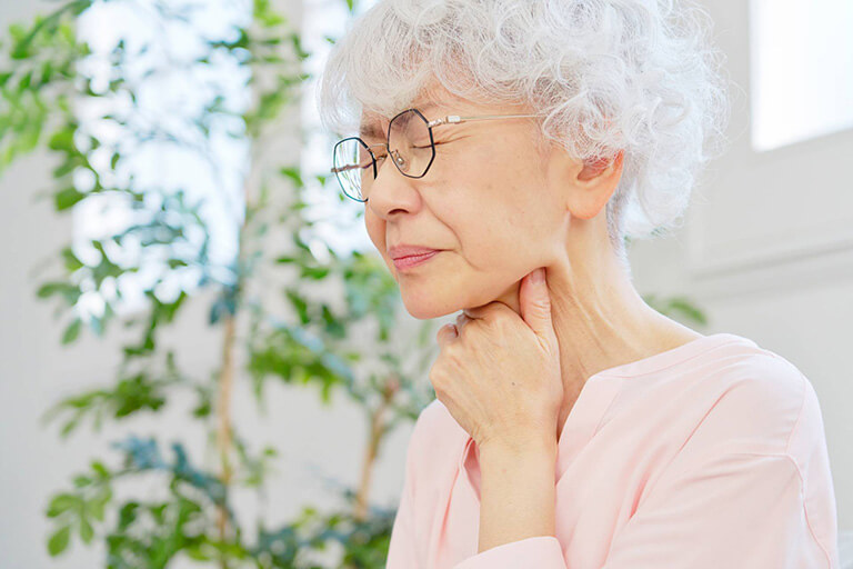 食べ物が通りにくいのはなぜ？のど・食道のつかえ感の原因と受診の目安