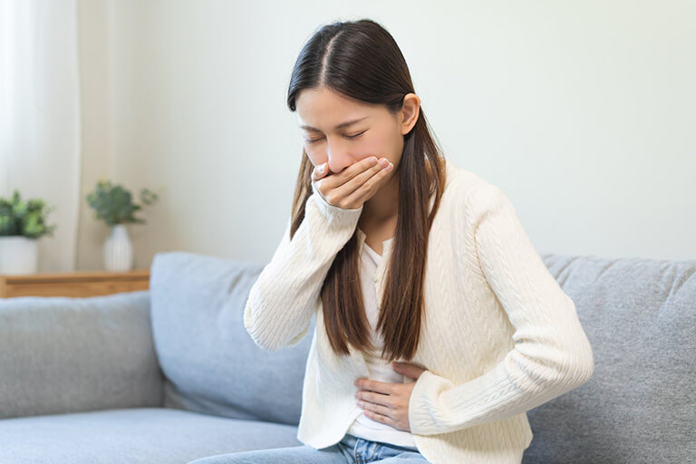 吐き気・嘔吐が続く原因は？胃腸の病気からストレスまで解説